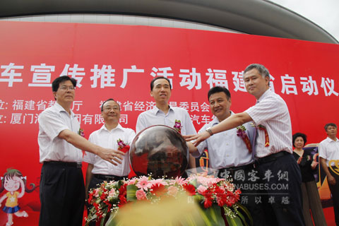 福建省安监局副局长郭国华、省委教育工委副书记郭绍生、省政府副秘书长李强、省经贸委巡视员胡渡南、金龙汽车集团董事长谷涛（从左至右）共同启动“金龙智慧校车” 福建省宣传推广活动