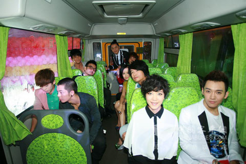 主持人、明星试乘海格校车