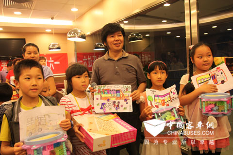 校车绘画比赛中获奖的小朋友及作品