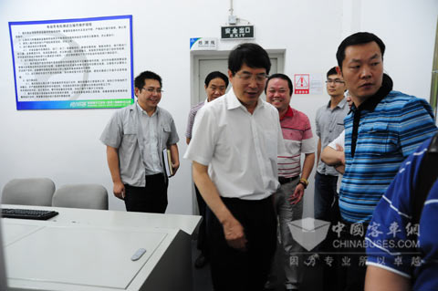 武汉市委常委冯记春、武汉市委副秘书长袁堃、东西湖区委书记张平等领导一行正在考察扬子江新能源实验室