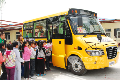 孩子们排队坐上校车