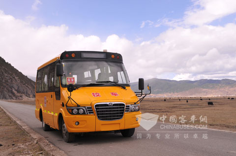 海格快乐校车在送往受捐小学的路上