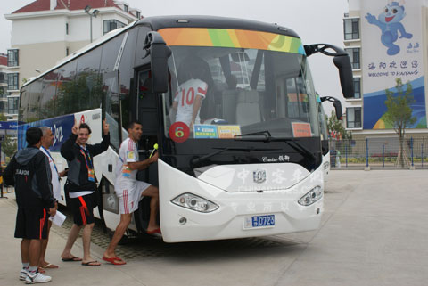 黎巴嫩运动员兴高采烈地登上中通客车