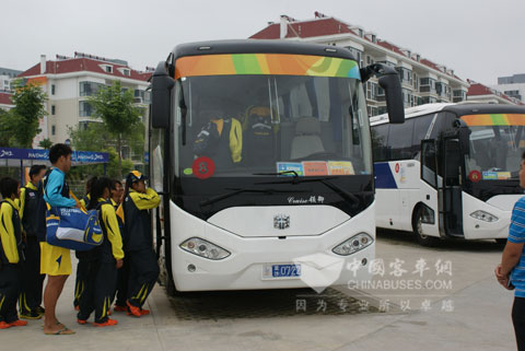 泰国运动员排队登上中通客车