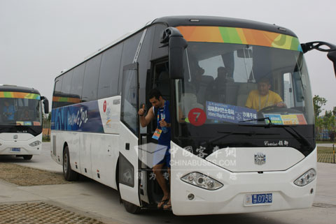 走下中通客车的科威特运动员