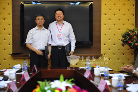中石油华港燃气总经理潘龙庆和北汽福田欧辉客车事业部党委书记李洪俊签订合作协议