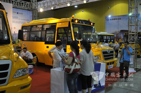陕汽欧舒特现身校车展 安全校车显关爱