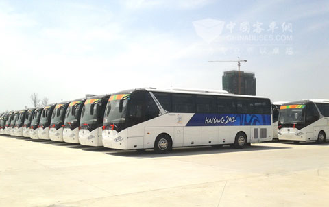 亚沙会现场停放整齐的中通客车