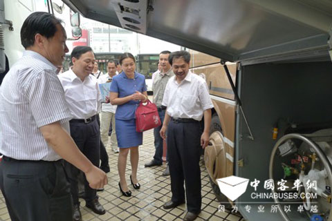 省交通厅李先友副厅长与省运管局汪学君局长观摩亚星YBL6125H车