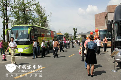 客户在广场参观亚星新款公路客车