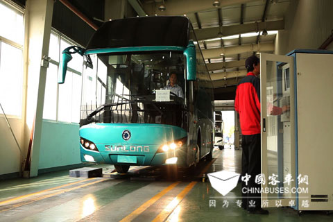 上海申龙SLK6120K01驶出生产车间