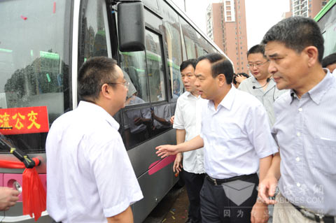 武汉市市长唐良智考察扬子江新型纯天然气WG6120NHA4型公交客车