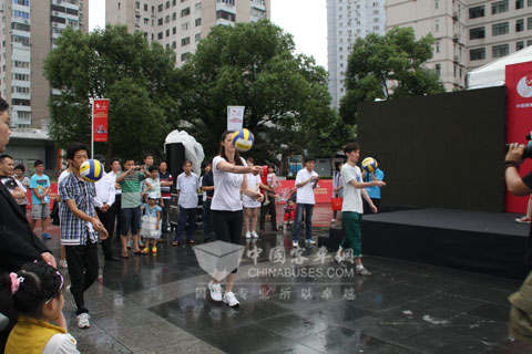 为中国女排助威