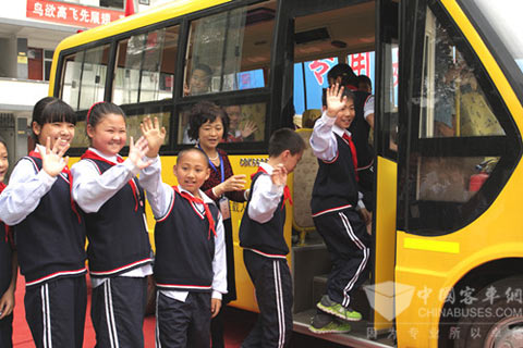 花园学校的孩子们在老师的带领下体验属于自己的校车