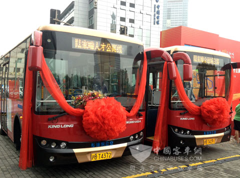 陆家嘴金融城“白领巴士”专线开通仪式上的金龙客车