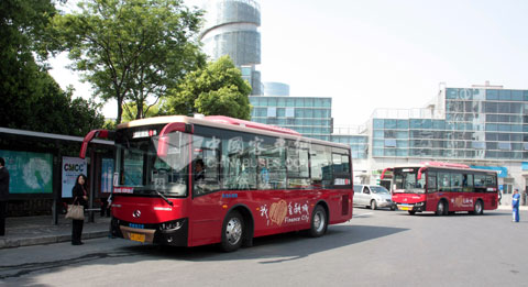 30辆大金龙公交车“串起”上海陆家嘴金融城