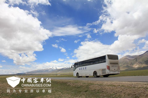 西沃客车在西藏公路上行驶