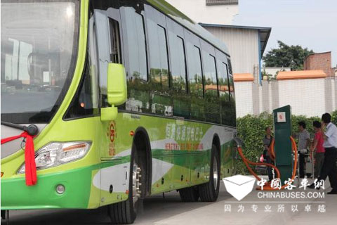 电动客车在专用充电站充电