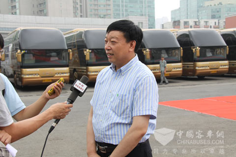 青年汽车集团董事长庞青年接受中央电视台记者采访