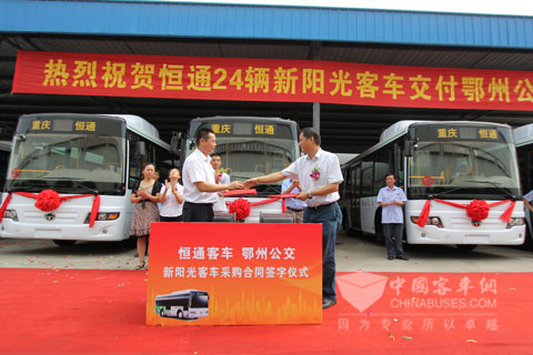 鄂州公交副总经理王吉安与恒通客车销售公司总经理程文理(右)签订新阳光客车采购合同