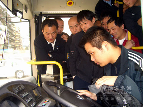 大金龙售后服务工程师讲解新技术