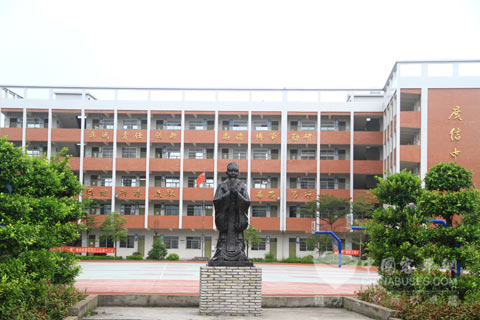 广州市白云区广信中学宽畅明亮的教学楼