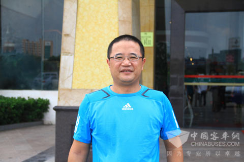 爽朗自信的上饶客车销售公司副总经理何平