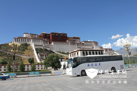 西沃客车经过布达拉宫