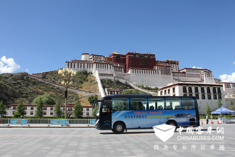 西沃客车经过布达拉宫