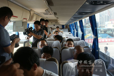 中通代卧客车车厢内热闹的场面