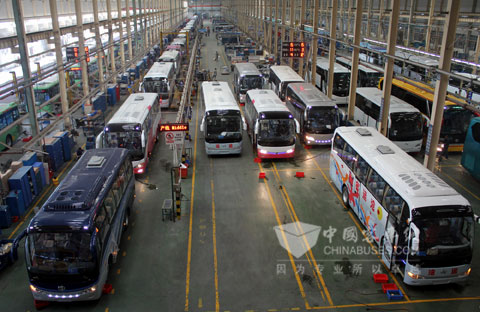 忙碌的大金龙生产车间