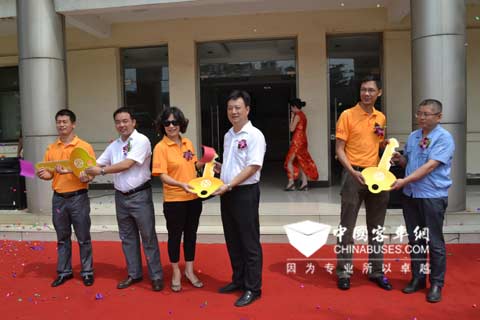 亚星客车领导把金钥匙交到童安校车用户手中