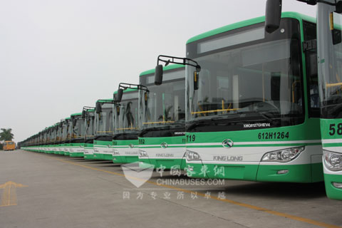 在大金龙厂区整装待发的混合动力公交车XMQ6127GHEV4