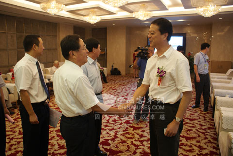 中通客车总经理孙庆民与省政府办公厅副主任李世瑛
