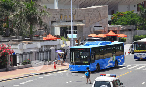 运行在厦门大学主干线上的金旅混合动力公交