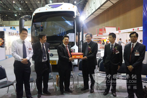 武汉参展团团长孙辉东向泰国工业处处长赠送纪念品