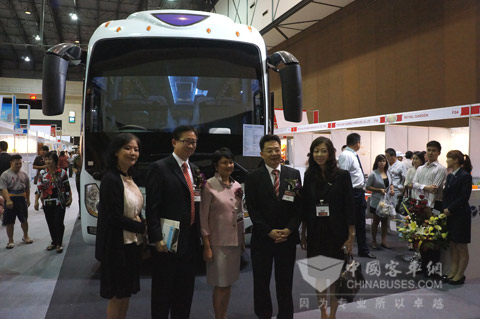 泰国前商务部副部长Songkram Kitlertphairoj 参观扬子江汽车展台