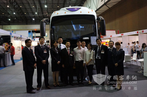 武汉参展团团长孙辉东与扬子江汽车参展人员合影