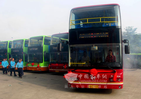 靓丽的金旅双层空调巴士离开会场，驶向南宁街头