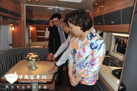 国家商务部部长助理仇鸿等领导参观了扬子江房车