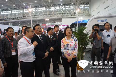 黄修瑞总经理热情为一行领导讲解扬子江汽车发展状况