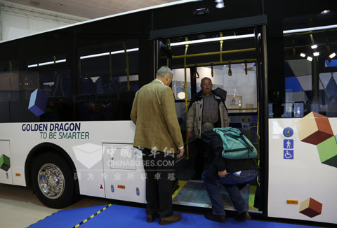 客户在汉诺威车展上参观金旅展车XML6125CL