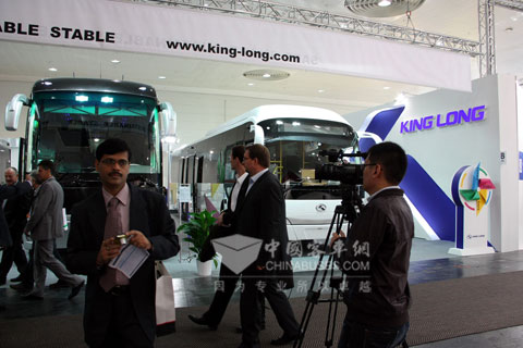 大金龙2012年第三次亮相IAA车展，客户详细了解展车状况