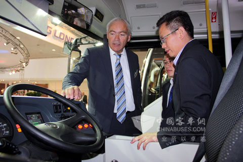 大金龙在IAA车展上受到越来越多的关注，图为中央电视台记者正在拍摄采访