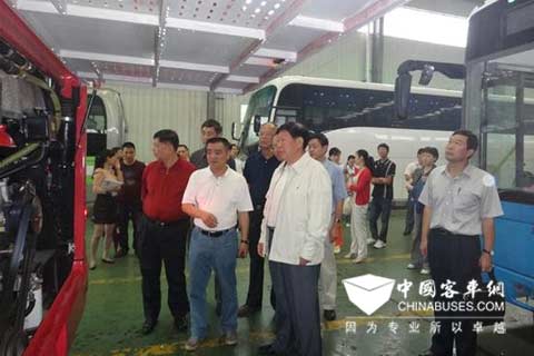百路佳客车董事长李维陪同江西省政协专题视察组考察