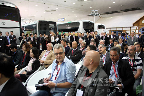 2012年9月，大金龙第三次亮相德国IAA车展，受到众多客户和媒体关注_副本