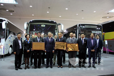 大金龙已在欧洲建立广泛的营销和服务网络，图为十多家欧洲经销商在IAA展会现场合影