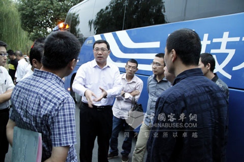 与会客户了解大金龙新产品