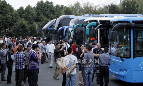 与会客户观赏大金龙展车