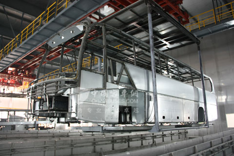 大金龙加大企业软硬件建设，今年9月整车电泳生产线正式投入使用